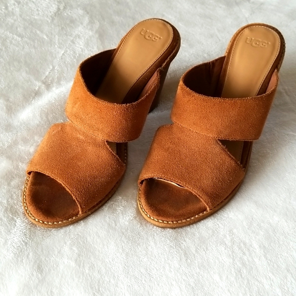 Heel sandals.